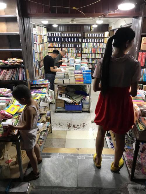 漫画編集者ヤマウチナオコさんが本屋・書店の閉店に悲しみの声「書店は憩いの場」「子ども達の未来を作る場でもあると思ってます」