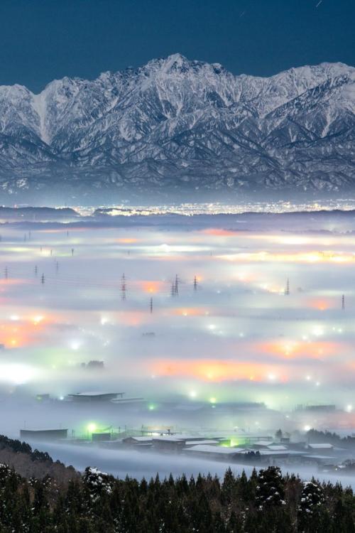 霧に包まれキラキラ幻想的な富山の写真が話題に「綺麗で幻想的」「北アルプスの山々が 神々しい」