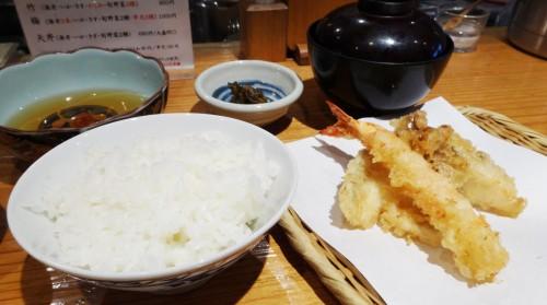 新宿ランチ：アツアツホロホロッ！揚げたて天ぷらランチに大満足！ーー 『串・天ぷら段々屋』（味：★5　雰囲気:★4）
