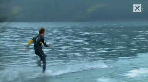 人間は水の上を走ることが可能なのか？　実際に水の上を走った動画が超話題！