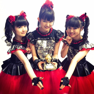 BABYMETAL、英メタル雑誌『METAL HAMMER』主催アワードも受賞　ドラゴンフォースとも共演