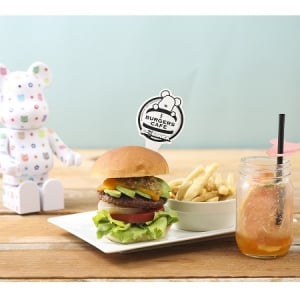 ファン必見！「J.S. BURGERS CAFE」と「BE@RBRICK」のコラボカフェ期間限定オープン