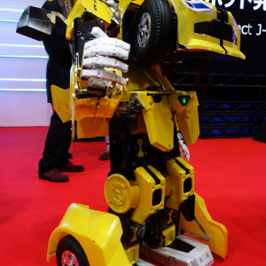 【東京おもちゃショー2015】1/4スケールと26.5センチのバンブルビーがそれぞれ完全変形！　『トランスフォーマー 完全自動変形ロボット』発表会レポート