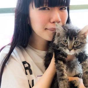 ぱいぱいでか美、ファズミサキ(ぽわん)ら女子6人×猫がコラボ! 〈猫踏まれちゃった展〉開催