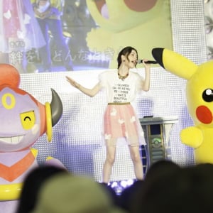 今夏ポケモン映画主題歌担当の“ポケ女”安田レイが【ワールドホビーフェア’15】で同曲熱唱