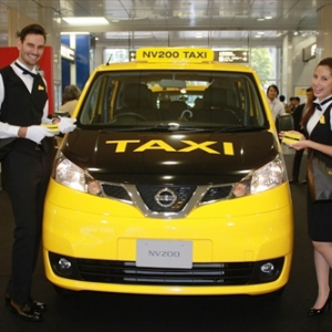 『日産NV200タクシー』イエローキャブの初乗り無料チケットを都内で配布