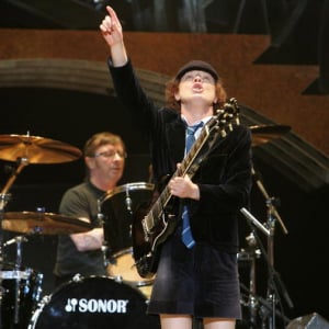 AC/DCのドラマー、殺人脅迫で8か月の自宅謹慎に処される