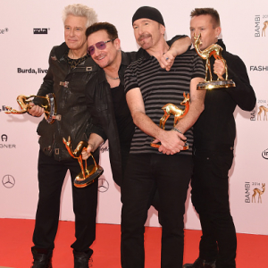 レディー・ガガがU2のライブにサプライズ登場＆共演！