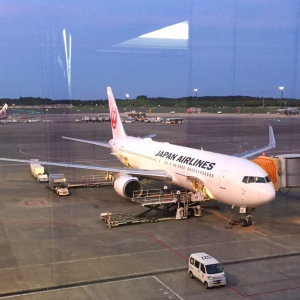 【ノマ度チェック】成田～ホノルル間“空の上”で作業をキメてみた　JAL便の“新・間隔エコノミー”に感激！
