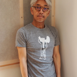 坂本龍一 復帰を祝して「おかえり教授！グッズ」登場 直筆サインもらえる企画も