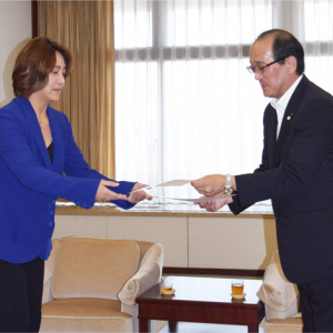 指揮者の西本智実、松井広島市長にローマ教皇総代理の親書を手渡す