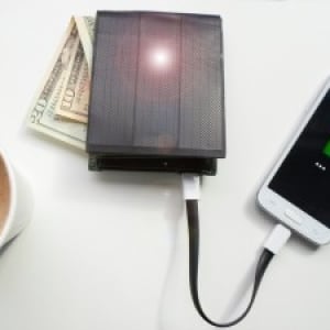 いざという時に便利!?ソーラー発電でスマホが充電できる財布が登場