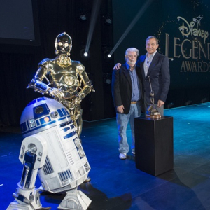 ジョージ・ルーカスがR2-D2 C-３PO と共に登場、ディズニー・レジェンドの授賞式が開催