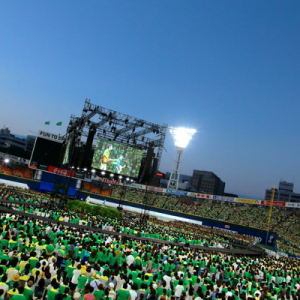 ゆず 15年ぶり横浜スタジアム弾き語り公演で6万人熱狂、最新曲「終わらない歌」ライブ初披露