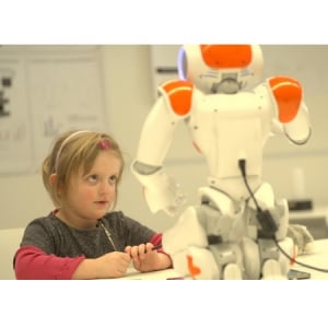 子どもがロボットに“文字の書き方”を教えることで自らも学ぶ！新しい教育の試み