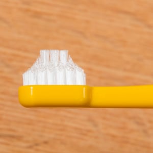 『フジヤマカット　くるりんぼ歯ブラシ』中央部が盛り上がった形状のブラシカットでフロスの役割も果たす！