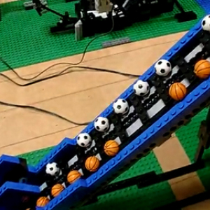 LEGOで1周7分の玉転がしを作った驚異の動画！　計20以上のモジュール