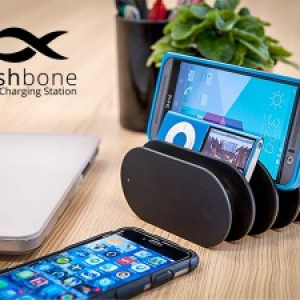 スマホもタブレットもスッキリ同時チャージ「Fishbone Charging Station」