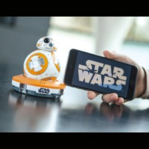 世界中で品薄状態！スマホで操る自走式ドロイド「Star Wars BB-8」が登場