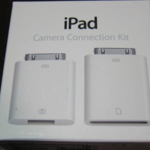iPad2専用アクセサリー『カメラコネクションキット』　何故iPad2にはSDカードスロットとUSBが無いのか？