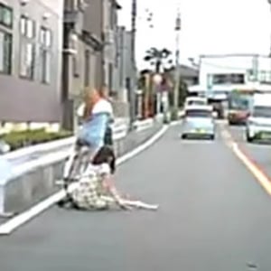 女の子が車道で転倒！ ギリギリで自動車にひかれずに済む