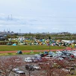 大学グラウンドの「テント村」授業開始後もそのままに　宮城県石巻市