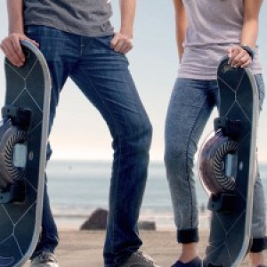 セグウェイ風の電動スケボー！浮遊感と音楽を楽しめる「Hoverboard」がクール