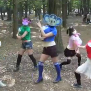覆面をした爆乳女性たちが森で踊り続ける謎の動画