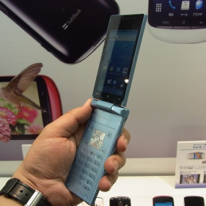 パカパカできます！　折りたたみ式携帯電話型のAndroidスマートフォン『AQUOS PHONE THE HYBRID SoftBank 007SH』