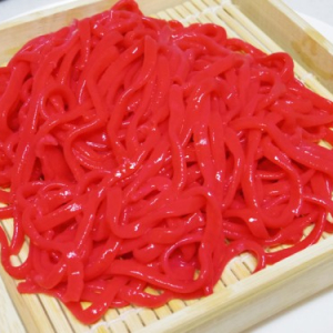 麺派の僕は赤飯より赤麺でお祝いをしたい！　ヌードルメーカーで赤いうどんを作ってみた