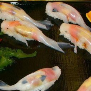 なんとこれ寿司！錦鯉の姿を妙にリアルに再現した「姿寿司」が話題に！