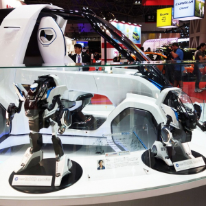 【東京モーターショー2015】河森正治とコラボ　トヨタ車体がパーソナルモビリティ『COMS CONNECT』のロボット変形コンセプトモデルを出展