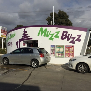 ドライブスルー型コーヒーチェーン「Muzz Buzz（マズバズ）」旋風が吹き荒れる?! 日本第1号店OPEN！