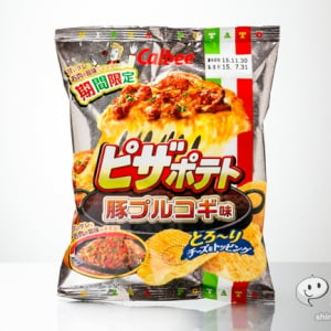 『ピザポテト　豚プルコギ味』濃厚チーズに甘さ際立つ旨辛タレが絡まった宅配ピザで人気の味わいを実食！