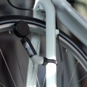 バッテリーも摩擦もなし！渦電流で光る自転車ライト「NEO」がクール