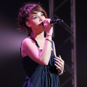 ZAZ、約3年振りの来日ツアーがスタート　「パリのためのともしびを」