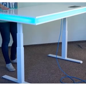 センサーで高さを自由に調節！英国生まれのスマートデスク「TableAir」がカッコイイ