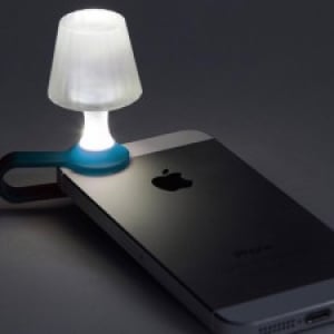 スマホをナイトスタンド化する小さなランプシェード「Luma」がかわいい！