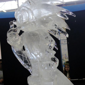 ソニックが生誕20周年　フランスで氷像が彫られる