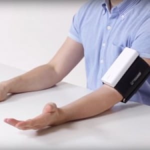 アップルの血圧計「QardioArm」はアプリでデータ管理も可能！