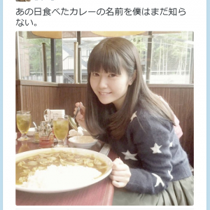 巨大なカレーの前で不敵に微笑む竹達彩奈さんが可愛すぎると『Twitter』で話題に