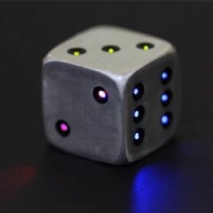 ゲームがさらに楽しく！サイコロ「LUMA DICE」はLEDで目が光る！