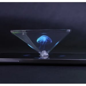 「Hologram Pyramid」をスマホスクリーンにくっつけるだけで、3Dホログラムプロジェクターに変身！