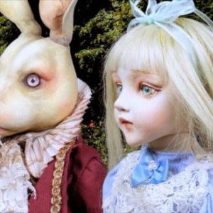 『不思議の国のアリス』を人形で表現したダーク・ファンタジー映画
