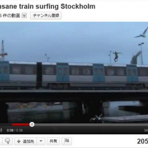 絶対にマネしないでほしい電車から川への飛び込み動画