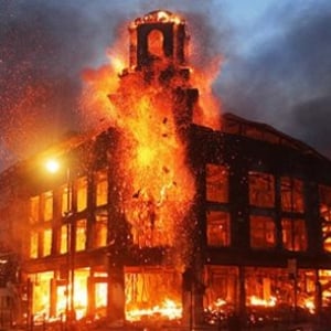炎上し暴徒が叫ぶ、故郷イギリスの今――「ロンドン暴動リポート」