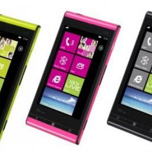 KDDIが『Windows Phone IS12T』の発売日を発表　8月25日以降順次発売