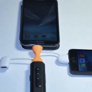 iOS、Android端末を同時に充電できる「C-Cable」はコンパクトサイズ！