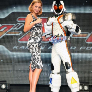 『仮面ライダーフォーゼ』の主題歌に土屋アンナ、拳突き上げレコーディング