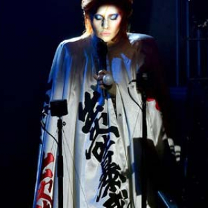 グラミー賞のレディー・ガガの衣装「出火吐暴威」はデヴィッド・ボウイの時と同じ山本寛斎デザイン